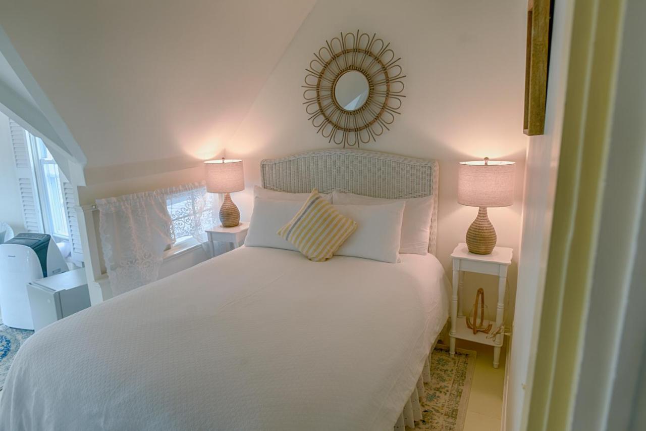 Narragansett House Bed & Breakfast Oak Bluffs Exterior photo
