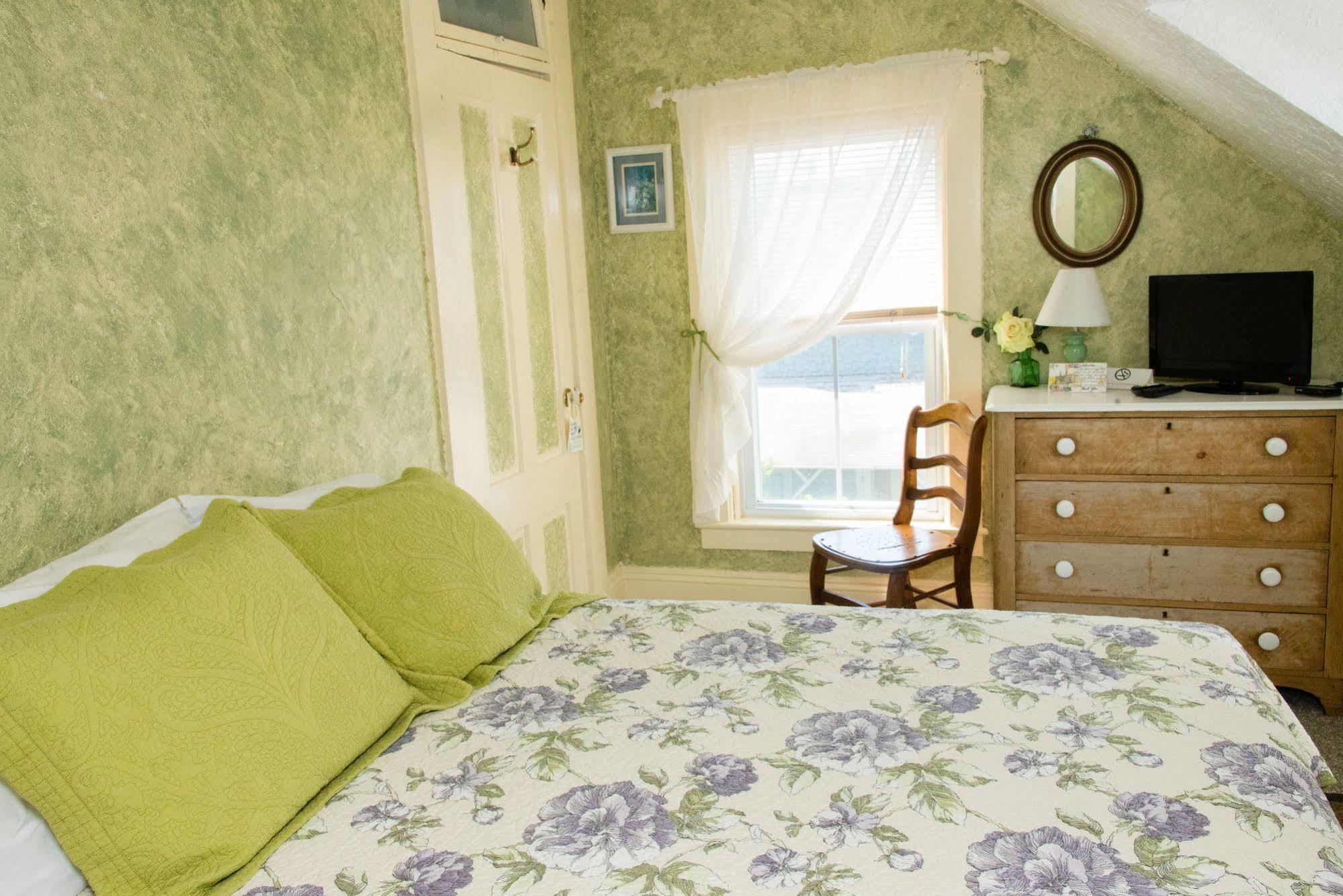 Narragansett House Bed & Breakfast Oak Bluffs Exterior photo